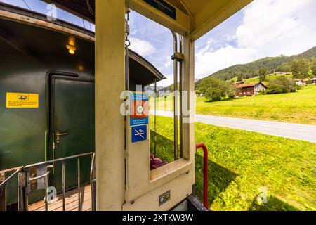 Fahren Sie mit der Eisenbahnlinie Albula, die zum Weltkulturerbe gehört. Graubünden, Schweiz Stockfoto