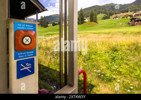 Fahren Sie mit der Eisenbahnlinie Albula, die zum Weltkulturerbe gehört. Graubünden, Schweiz Stockfoto