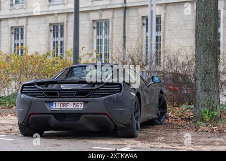 Nancy, Frankreich - Blick auf einen schwarzen McLaren 650 S Spider auf einem Parkplatz. Stockfoto