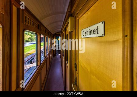 Fahren Sie mit der Eisenbahnlinie Albula, die zum Weltkulturerbe gehört. Graubünden, Schweiz Stockfoto