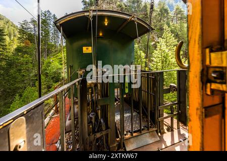 Fahren Sie mit der Eisenbahnlinie Albula, die zum Weltkulturerbe gehört. Graubünden, Schweiz Stockfoto