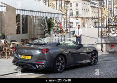 Nancy, Frankreich - Blick auf einen grauen Ferrari Portofino, der auf einer Straße geparkt ist. Stockfoto