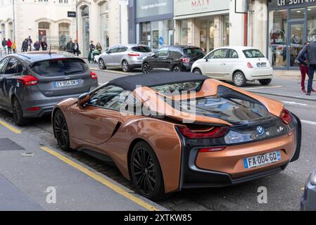 Nancy, Frankreich - Blick auf einen orangefarbenen BMW i8 Roadster, der auf einer Straße geparkt ist. Stockfoto