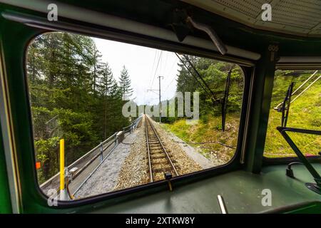 Fahren Sie mit der Silvretta-Lokomotive von 605 aus dem Jahr 1953 auf der Albula-Bahnstrecke, die zum Weltkulturerbe gehört, in Graubünden, Schweiz Stockfoto