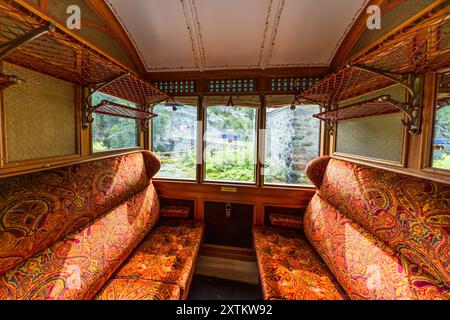 Fahren Sie mit der Eisenbahnlinie Albula, die zum Weltkulturerbe gehört. Graubünden, Schweiz Stockfoto