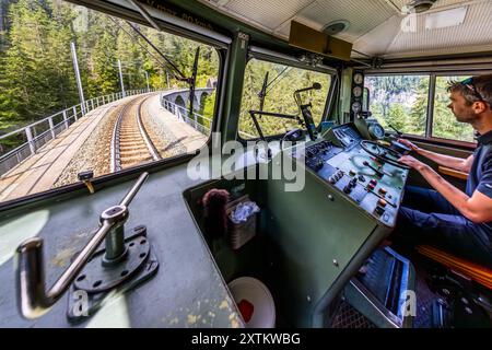 Fahren Sie mit der Silvretta-Lokomotive von 605 aus dem Jahr 1953 auf der Albula-Bahnstrecke, die zum Weltkulturerbe gehört, in Graubünden, Schweiz Stockfoto