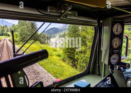 Fahren Sie mit der Silvretta-Lokomotive von 605 aus dem Jahr 1953 auf der Albula-Bahnstrecke, die zum Weltkulturerbe gehört, in Graubünden, Schweiz Stockfoto