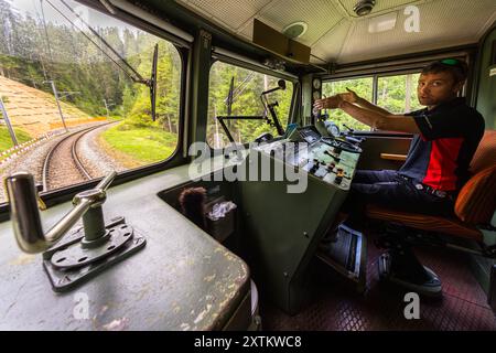 Fahren Sie mit der Silvretta-Lokomotive von 605 aus dem Jahr 1953 auf der Albula-Bahnstrecke, die zum Weltkulturerbe gehört, in Graubünden, Schweiz Stockfoto