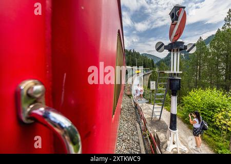 Fahren Sie mit der Silvretta-Lokomotive von 605 aus dem Jahr 1953 auf der Albula-Bahnstrecke, die zum Weltkulturerbe gehört, in Graubünden, Schweiz Stockfoto