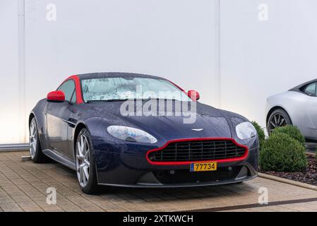 Luxemburg-Stadt, Luxemburg - Blick auf einen blauen Aston Martin V8 Vantage N430 auf einem Parkplatz. Stockfoto