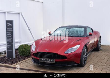 Luxemburg-Stadt, Luxemburg - Blick auf einen roten Aston Martin DB11 auf einem Parkplatz. Stockfoto