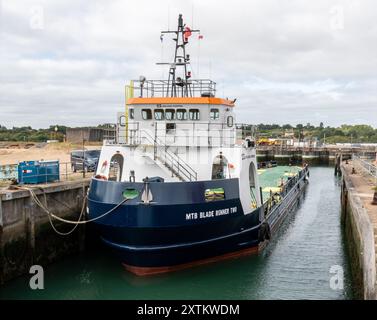 MTB Blade Runner Two, ein Deck-Frachtschiff, das in der MHI Vestas Fawley Facility in Hampshire, England, Großbritannien, für den Transport von Windturbinenschaufeln vor Anker gebracht wird Stockfoto