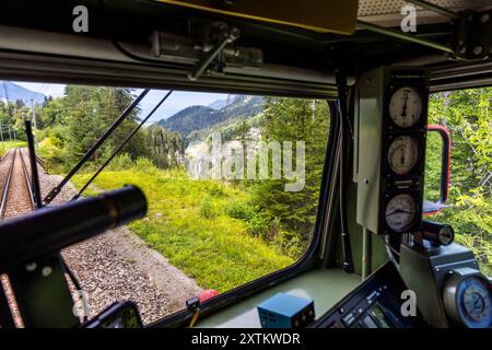 Fahren Sie mit der Silvretta-Lokomotive von 605 aus dem Jahr 1953 auf der Albula-Bahnstrecke, die zum Weltkulturerbe gehört, in Graubünden, Schweiz Stockfoto