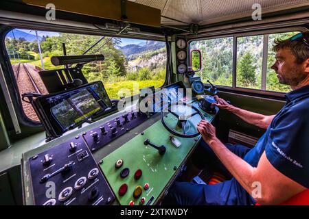 Fahren Sie mit der Silvretta-Lokomotive von 605 aus dem Jahr 1953 auf der Albula-Bahnstrecke, die zum Weltkulturerbe gehört, in Graubünden, Schweiz Stockfoto