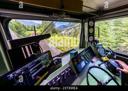 Fahren Sie mit der Silvretta-Lokomotive von 605 aus dem Jahr 1953 auf der Albula-Bahnstrecke, die zum Weltkulturerbe gehört, in Graubünden, Schweiz Stockfoto