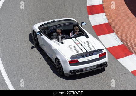 Monte Carlo, Monaco - Blick auf einen weißen Lamborghini Gallardo LP 570-4 Spyder Performante auf der Straße in der Fairmont Haarnadelkurve. Stockfoto