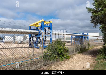 Windturbinenschaufeln bei MHI Vestas Fawley, dem alten Kraftwerk Fawley, heute eine Lackier- und Logistikanlage für 80-m-Rotorblätter, Hampshire, England, Großbritannien Stockfoto