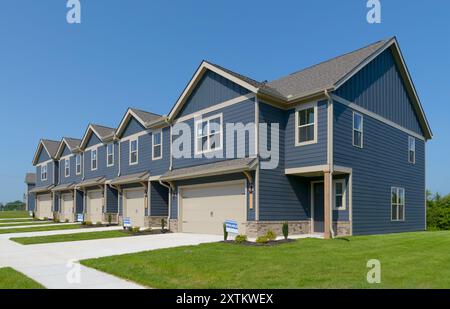 Horizontale Aufnahme einer Reihe neu gebauter Wohnungen zum Verkauf mit Kopierraum. Stockfoto