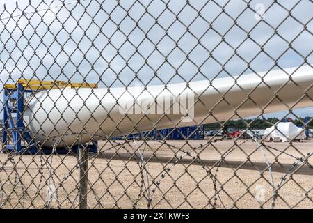 Windturbinenschaufeln bei MHI Vestas Fawley, dem alten Kraftwerk Fawley, heute eine Lackier- und Logistikanlage für 80-m-Rotorblätter, Hampshire, England, Großbritannien Stockfoto