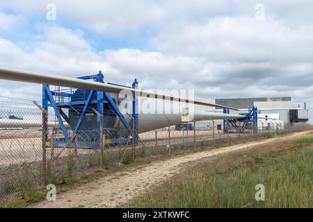 Windturbinenschaufeln bei MHI Vestas Fawley, dem alten Kraftwerk Fawley, heute eine Lackier- und Logistikanlage für 80-m-Rotorblätter, Hampshire, England, Großbritannien Stockfoto