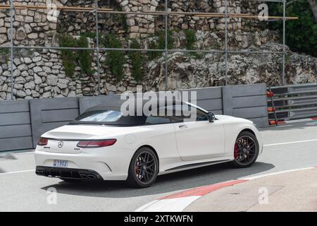 Monte Carlo, Monaco – Blick auf ein mattschwarzes Mercedes-AMG S 63 Cabriolet auf der Straße in der Fairmont-Haarnadelkurve. Stockfoto