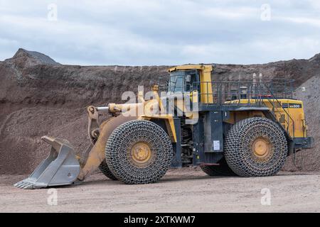 Raon-l'Etape, Frankreich - Blick auf einen gelben Radlader Komatsu WA800-3 in einem Steinbruch. Stockfoto