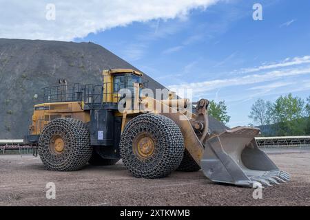 Raon-l'Etape, Frankreich - Blick auf einen gelben Radlader Komatsu WA800-3 in einem Steinbruch. Stockfoto