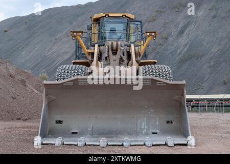 Raon-l'Etape, Frankreich - Blick auf einen gelben Radlader Komatsu WA800-3 in einem Steinbruch. Stockfoto