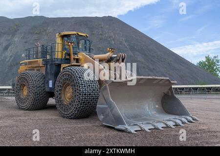 Raon-l'Etape, Frankreich - Blick auf einen gelben Radlader Komatsu WA800-3 in einem Steinbruch. Stockfoto