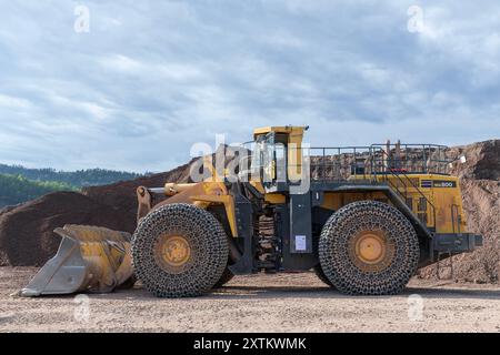 Raon-l'Etape, Frankreich - Blick auf einen gelben Radlader Komatsu WA800-3 in einem Steinbruch. Stockfoto