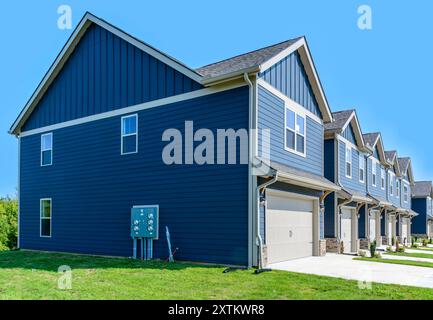 Horizontale Aufnahme neu gebauter Wohnungen in einer Reihe mit Kopierraum. Stockfoto