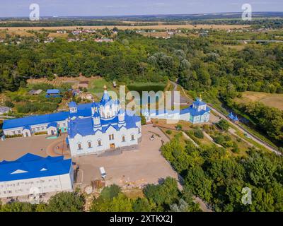 Das Luftbild des Klosters Korennaja Pustyn in der russischen Oblast Kursk, einem christlich-orthodoxen Tempel mit der wunderschönen russischen Natur. Stockfoto