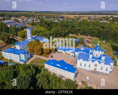 Das Luftbild des Klosters Korennaja Pustyn in der russischen Oblast Kursk, einem christlich-orthodoxen Tempel mit der wunderschönen russischen Natur. Stockfoto