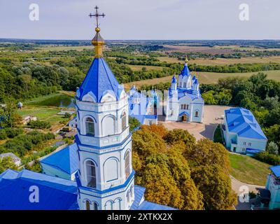 Das Luftbild des Kapellenturms im Kloster Korennaja Pustyn in der Region Kursk (Oblast Kursk) Russlands mit Panoramablick und russischer Natur. Stockfoto