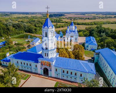 Das Luftbild des Kapellenturms im Kloster Korennaja Pustyn in der Region Kursk (Oblast Kursk) Russlands mit Panoramablick und russischer Natur. Stockfoto