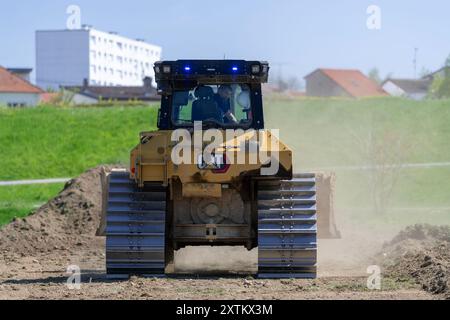 Nancy, Frankreich - Blick auf einen gelben Planierraupen CAT D5 für Erdarbeiten auf einer Baustelle. Stockfoto