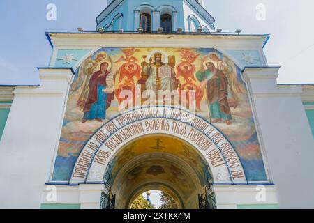 Das wunderschöne christlich-orthodoxe Gemälde an der Wand des Klosters Korennaja Pustyn in der Region Kursk, Russland. Stockfoto