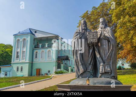 Das Denkmal „Wiedervereinigung“, das Patriarch Alexj II. Von Moskau und Metropolit Laurus im Kloster Korennaja Pustyn, Oblast Kursk, Russland darstellt. Stockfoto