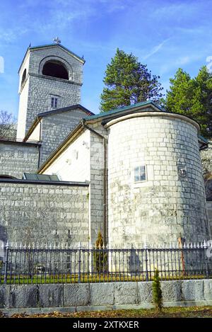 Kloster Cetinje in Montenegro: Die Geburtskirche der Heiligen Jungfrau Maria von der Apsisseite und der darüber errichtete Glockenturm. Stockfoto