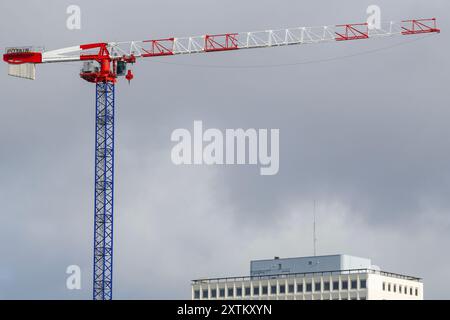 Le Havre, Frankreich - Blick auf einen rot weiß-blauen Turmdrehkran Potain MDT 319 auf einer Baustelle. Stockfoto