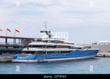 Monte Carlo, Monaco - Blick auf die Luxusyacht MADAME GU neben dem Hafen von Monaco. Stockfoto