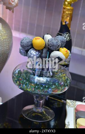 Cake Pops. In Gelb und Schwarz. Geburtstagskonzept Stockfoto