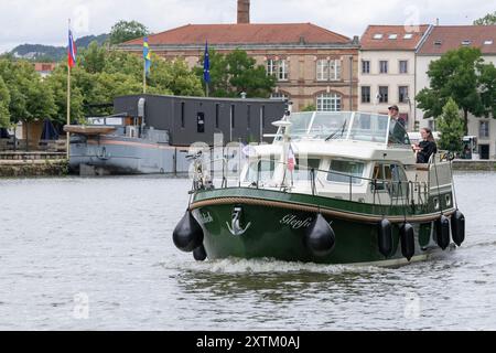 Nancy, Frankreich - Blick auf die Yacht GLENFIDDICH, die den Hafen von Nancy am Marne-Rhein-Kanal überquert. Stockfoto