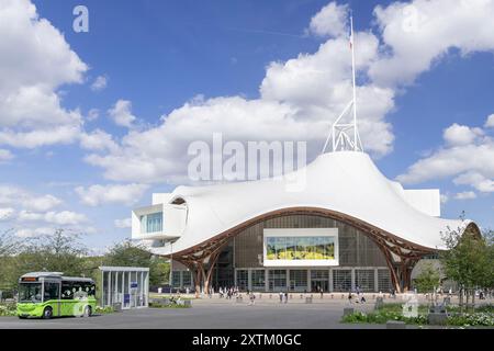 Metz, Frankreich - Blick auf das Centre Pompidou-Metz, 2010 eingeweihtes Museum für moderne und zeitgenössische Kunst vom Platz der Menschenrechte aus. Stockfoto