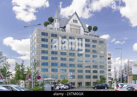 Metz, Frankreich - Blick auf das Starck Hotel im Amphitheater-Viertel mit einem vom 19. Jahrhundert inspirierten Haus auf dem Dach des Gebäudes. Stockfoto