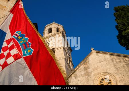 Die kroatische Flagge vor der Nikolaikirche in Cavtat, Kroatien. Stockfoto