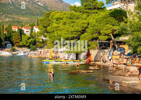 Schwimmen von Felsen in der hübschen Stadt Cavtat in Südkroatien Stockfoto