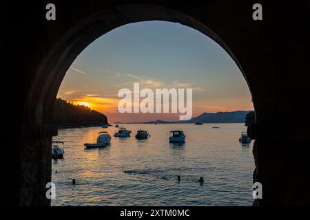 Sonnenuntergang durch einen Bogen in Cavtat, Kroatien - Stockfoto