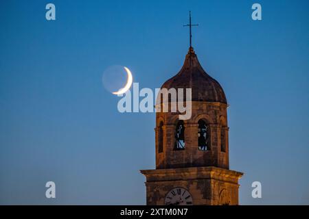 Abenddämmerung in Cavtat, Kroatien - wenn die Sonne untergeht, steigt der Mond auf, mit der Nikolaikirche im Vordergrund Stockfoto