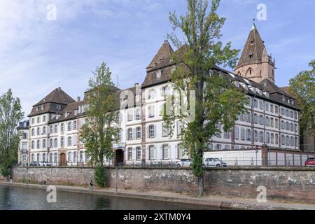 Straßburg, Frankreich - das Evangelische Seminar von Straßburg wurde 1772 im neoklassizistischen Architekturstil am Ufer der Ill erbaut. Stockfoto